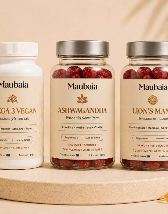 Pack Équilibre Global MAUBAIA composé de Lion’s Mane, Oméga 3 Végan et Ashwagandha, présenté sur un socle minéral dans un univers naturel aux tons crème. Compléments alimentaires dédiés au bien-être physique et mental.
